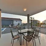 Deluxe Four Bedroom With Private Pool 6