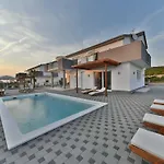 Deluxe Four Bedroom With Private Pool 6 * Debeljak