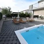 Deluxe Four Bedroom With Private Pool 6 * Debeljak