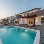 Deluxe Four Bedroom With Private Pool 6 *