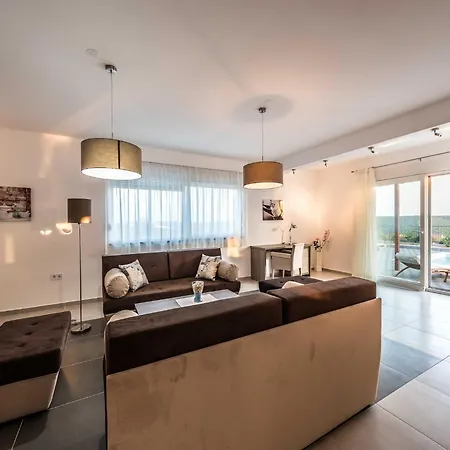 Deluxe Four Bedroom With Private Pool 6