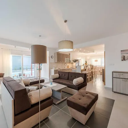 Deluxe Four Bedroom With Private Pool 6 Debeljak