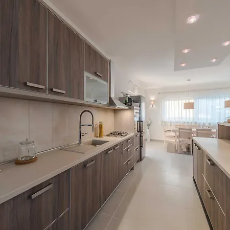 Deluxe Four Bedroom With Private Pool 6