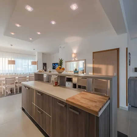 Deluxe Four Bedroom With Private Pool 6 * Debeljak