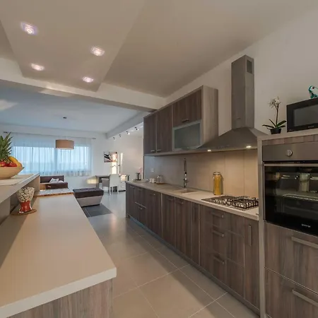 Deluxe Four Bedroom With Private Pool 6 *