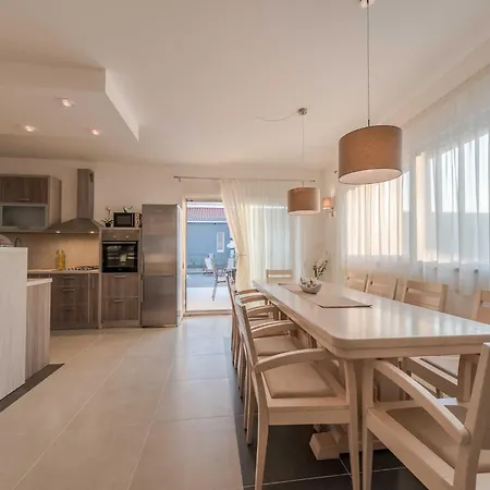 Vila Deluxe Four Bedroom With Private Pool 6
