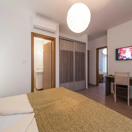 Deluxe Four Bedroom With Private Pool 6 Vila Debeljak