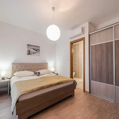 Deluxe Four Bedroom With Private Pool 6