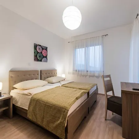 Vila Deluxe Four Bedroom With Private Pool 6 Debeljak