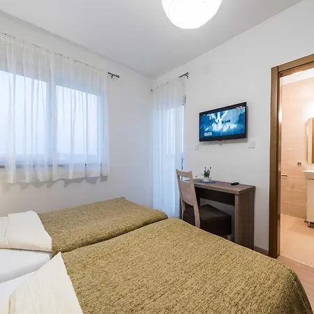 Deluxe Four Bedroom With Private Pool 6 * Debeljak