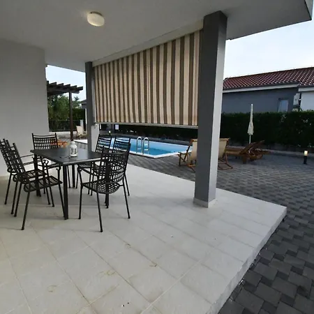 Vila Deluxe Four Bedroom With Private Pool 6 Debeljak