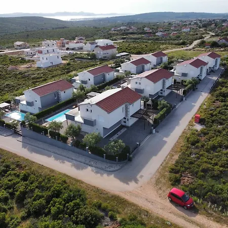 Deluxe Four Bedroom With Private Pool 6 Podvrsje