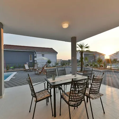 Deluxe Four Bedroom With Private Pool 6