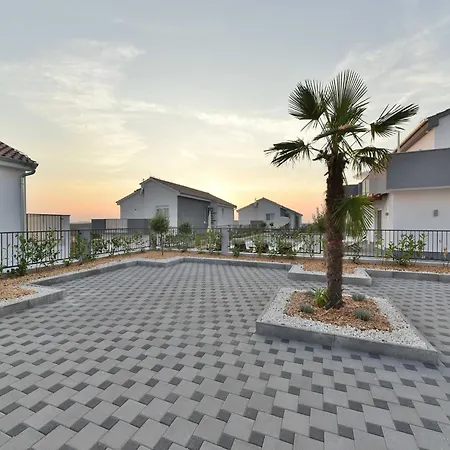 Villa Deluxe Four Bedroom With Private Pool 6 Podvrsje