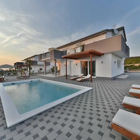 Deluxe Four Bedroom With Private Pool 6 * Debeljak