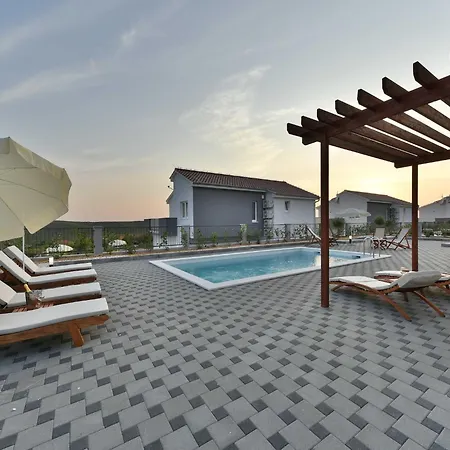 Vila Deluxe Four Bedroom With Private Pool 6