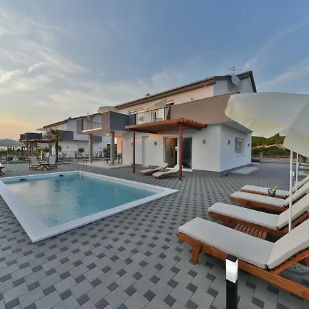 Deluxe Four Bedroom With Private Pool 6