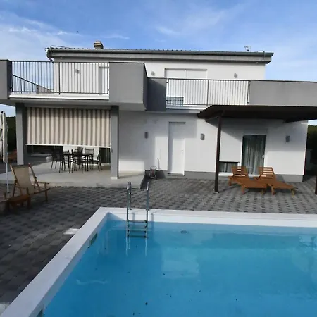 Deluxe Four Bedroom With Private Pool 6 *