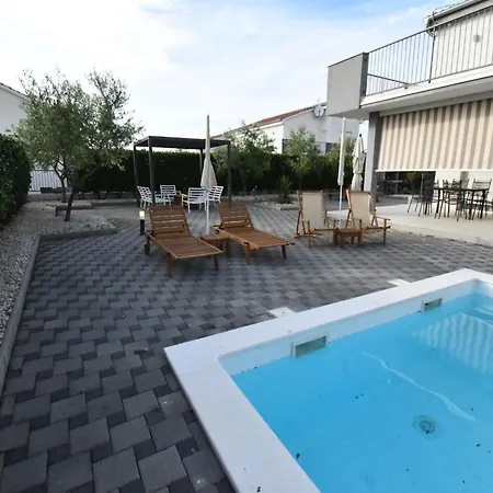 Deluxe Four Bedroom With Private Pool 6 * Debeljak