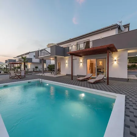 Deluxe Four Bedroom With Private Pool 6 *