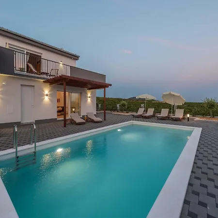 Deluxe Four Bedroom With Private Pool 6 *