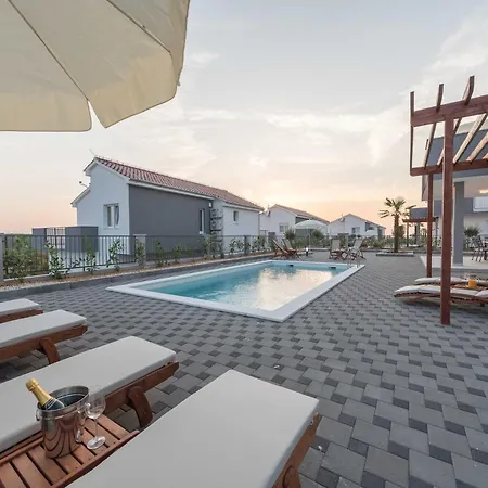 Vila Deluxe Four Bedroom With Private Pool 6 Debeljak