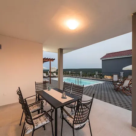 Vila Deluxe Four Bedroom With Private Pool 6 Debeljak