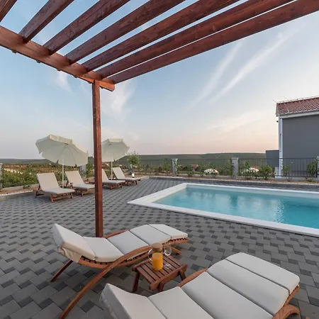 Vila Deluxe Four Bedroom With Private Pool 6