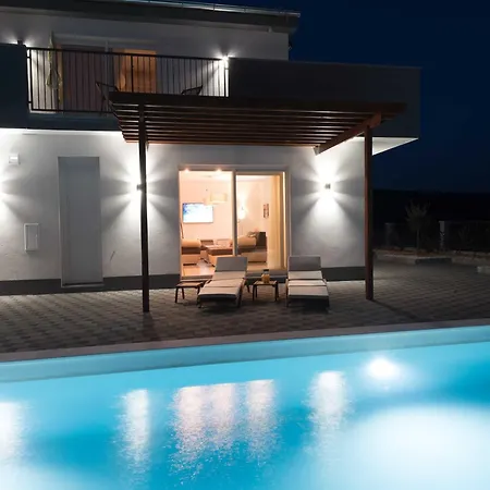 Vila Deluxe Four Bedroom With Private Pool 6 Debeljak