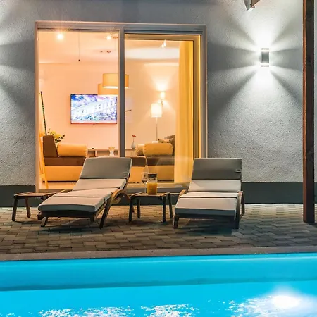 Vila Deluxe Four Bedroom With Private Pool 6