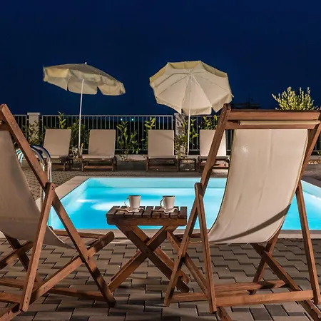 Deluxe Four Bedroom With Private Pool 6 * Debeljak