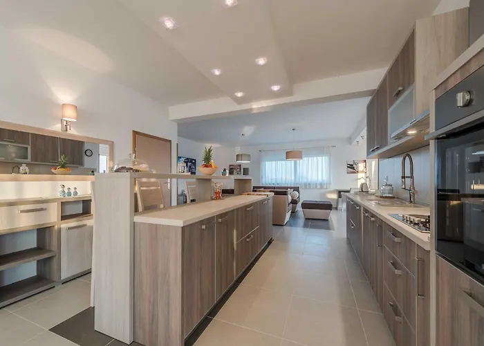 Deluxe Four Bedroom With Private Pool 6