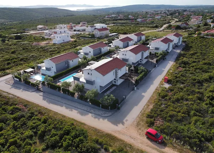 Deluxe Four Bedroom With Private Pool 6 Debeljak