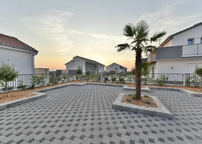 Вилла Deluxe Four Bedroom With Private Pool 6 Debeljak