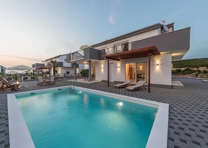Deluxe Four Bedroom With Private Pool 6 *