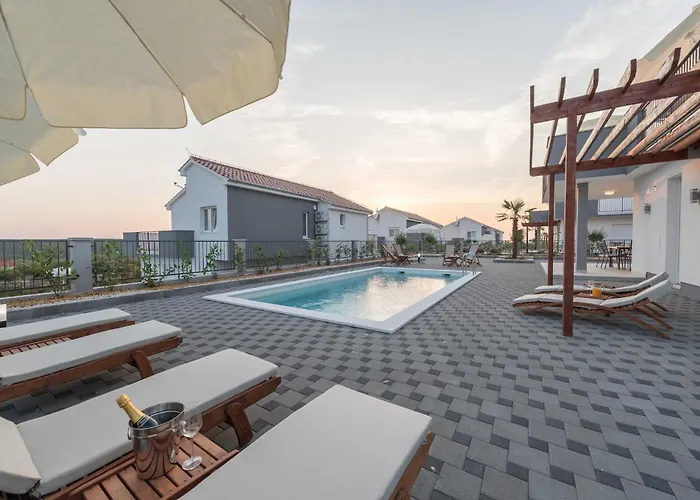 Вилла Deluxe Four Bedroom With Private Pool 6 Debeljak