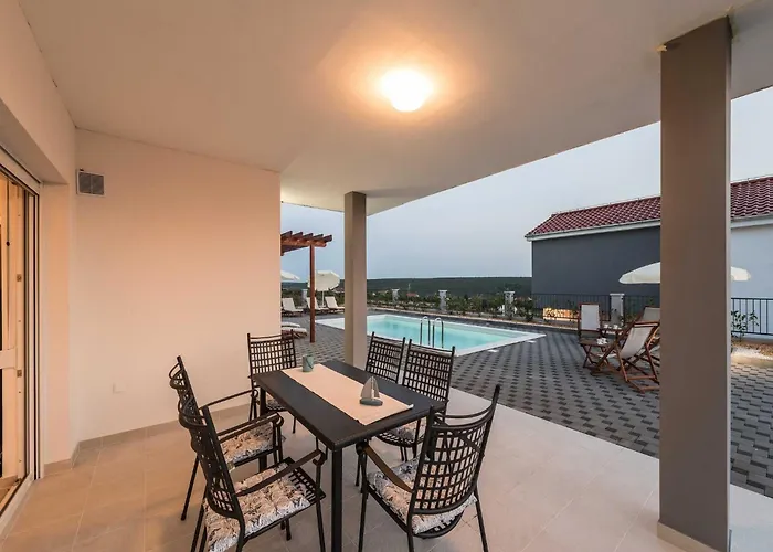 Вилла Deluxe Four Bedroom With Private Pool 6 Debeljak