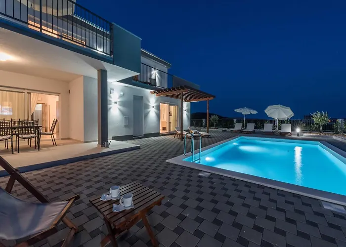 Deluxe Four Bedroom With Private Pool 6 Debeljak