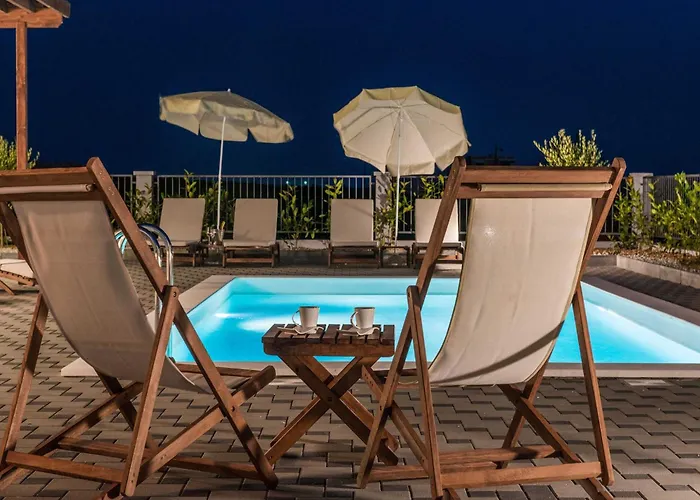 Deluxe Four Bedroom With Private Pool 6 * Debeljak