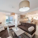 Deluxe Four Bedroom With Private Pool 6 * Debeljak