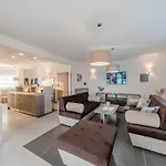 Deluxe Four Bedroom With Private Pool 6 וילה