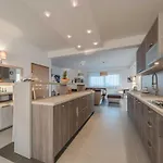 Deluxe Four Bedroom With Private Pool 6
