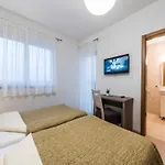 Deluxe Four Bedroom With Private Pool 6 * Debeljak