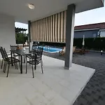 וילה Deluxe Four Bedroom With Private Pool 6 Debeljak