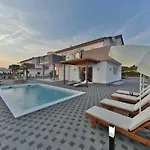 Deluxe Four Bedroom With Private Pool 6