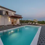 Deluxe Four Bedroom With Private Pool 6 *