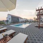 וילה Deluxe Four Bedroom With Private Pool 6 Debeljak