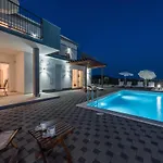Deluxe Four Bedroom With Private Pool 6 Debeljak