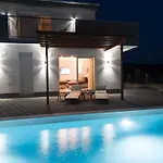 וילה Deluxe Four Bedroom With Private Pool 6 Debeljak