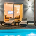 וילה Deluxe Four Bedroom With Private Pool 6